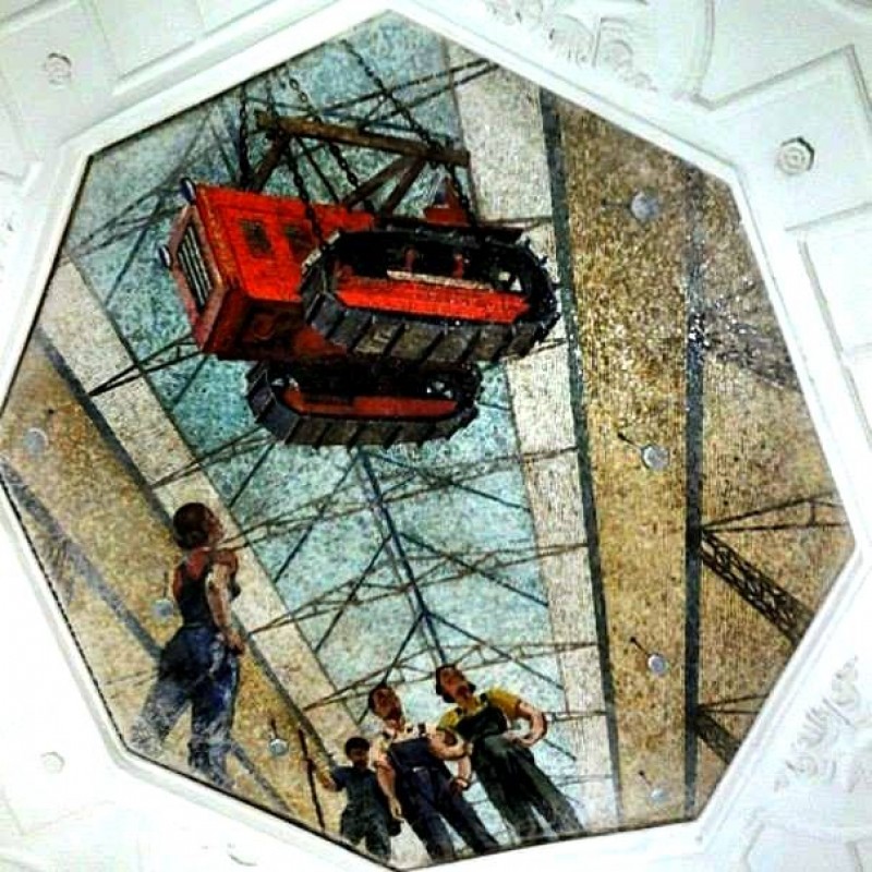 Az égből az örvendező munkások közé egy csillogó traktor ereszkedik alá... Ez a mozaik nagy kedvencem, a Novokuznyeckaja megálló plafonján ragyog.